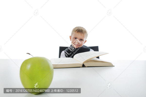 書桌旁的男孩在看書