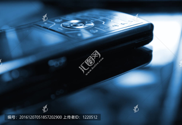 藍色調的手機圖片（淺景深；集中于圓中央按鈕）