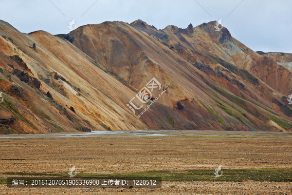 五彩的流紋巖山脈在Landmannalaugar