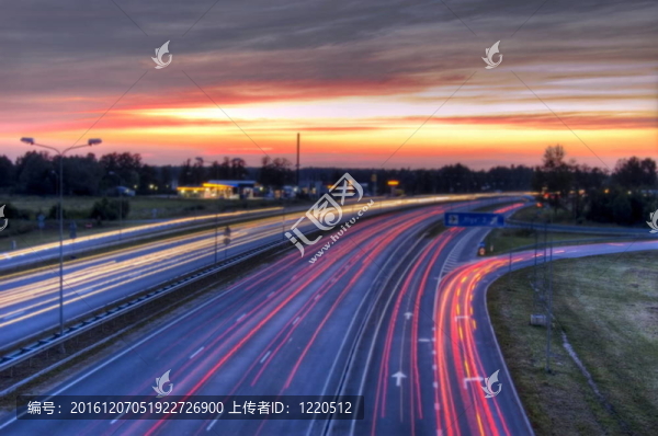 夜晚的公路