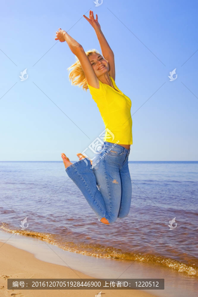 女孩在海灘上跳