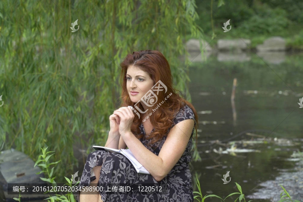 坐在公園里的女孩