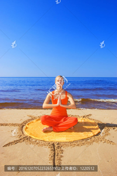 美麗的冥想女孩在海灘上