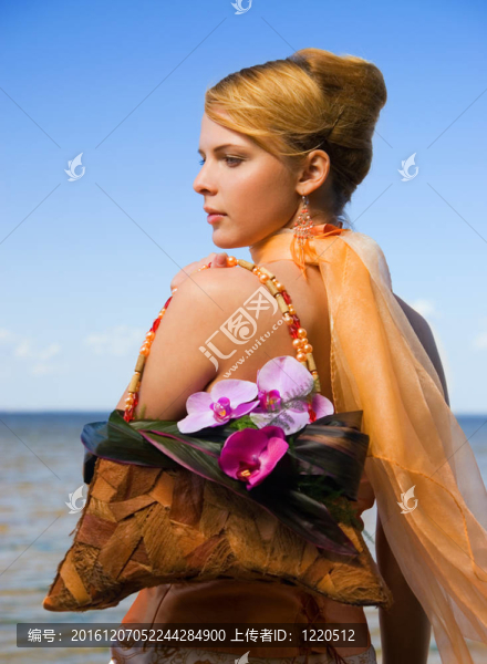 花手袋在海灘上的紅發(fā)女孩