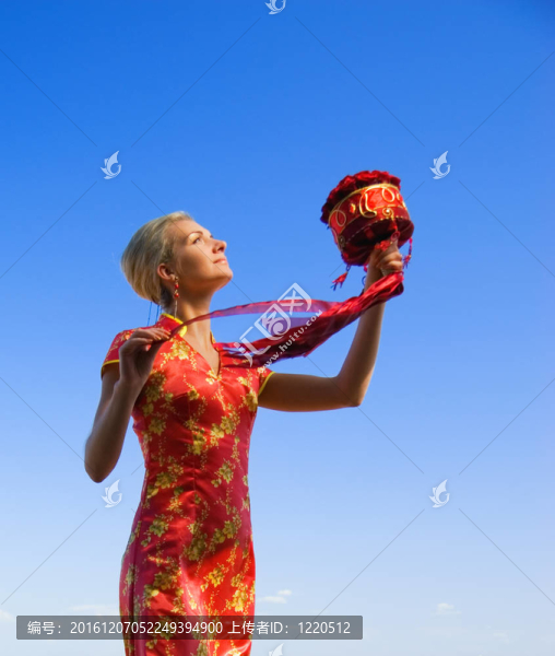 美麗的金發(fā)女孩，一束紅玫瑰在清澈蔚藍(lán)的天空