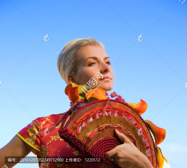 美麗的金發(fā)女孩與豪華花束藍(lán)色天空