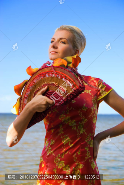 美麗的金發(fā)女孩與豪華花束