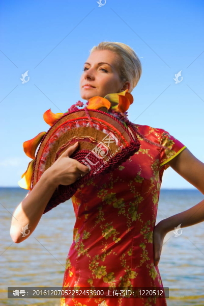 美麗的金發(fā)女孩與豪華花束