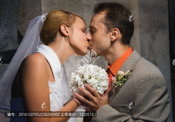 剛結(jié)婚的情侶抱著一束圓圓的白花