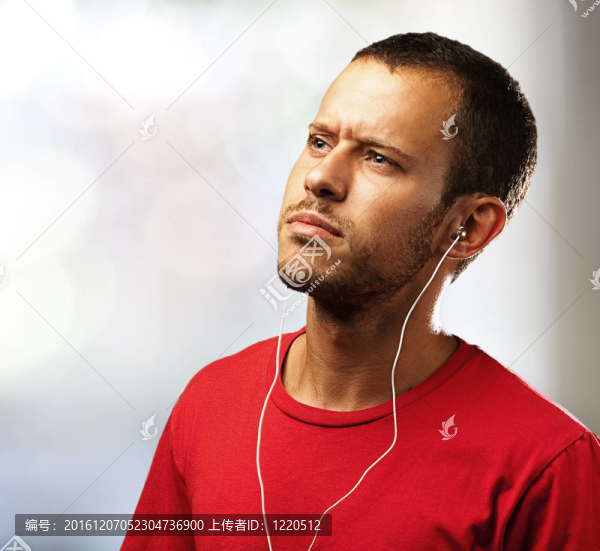 年輕人聽音樂