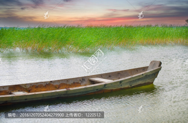 船在海岸對(duì)即將來(lái)臨的雷雨