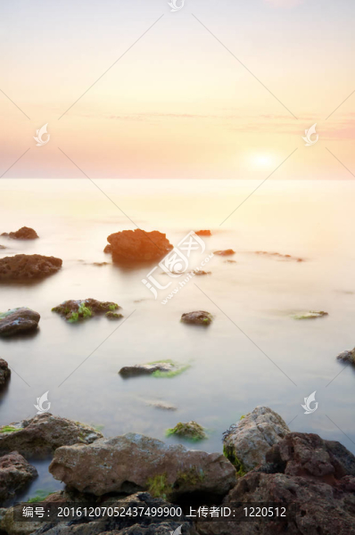 大海和藍(lán)天的巖石。