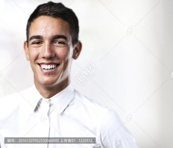 年輕人微笑