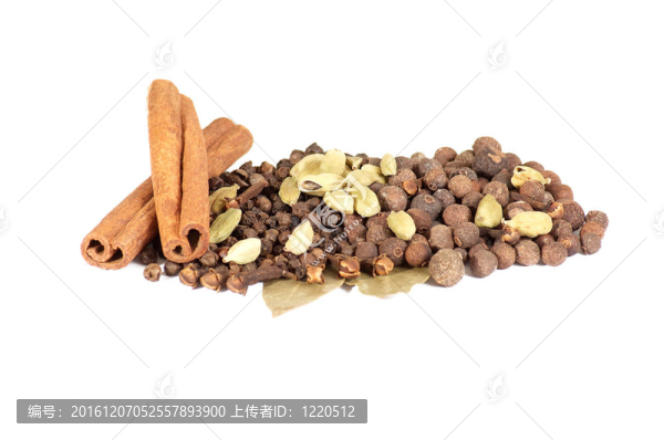 在白色背景上混合香料。