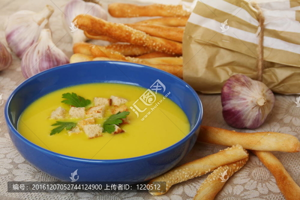 在一個(gè)藍(lán)色杯面包大蒜湯。