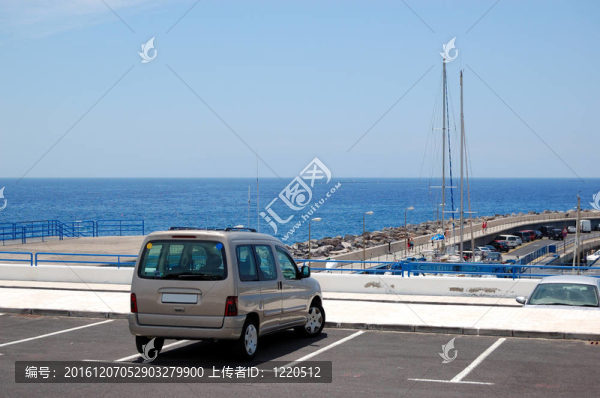 車停在停車場附近的海濱游艇海洋與大西洋期；特內(nèi)里費(fèi)島；西班牙