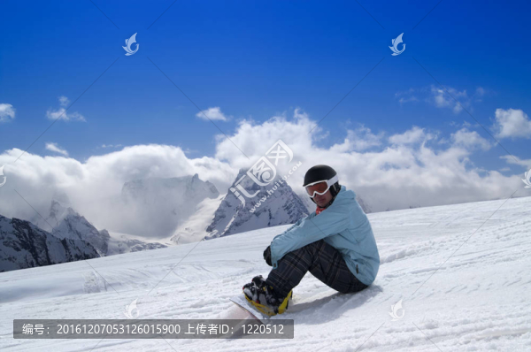 滑雪者坐在雪地上