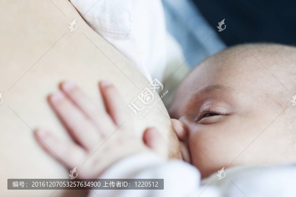 母乳喂養(yǎng)她的嬰兒