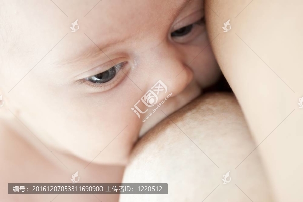 母乳喂養(yǎng)她的嬰兒