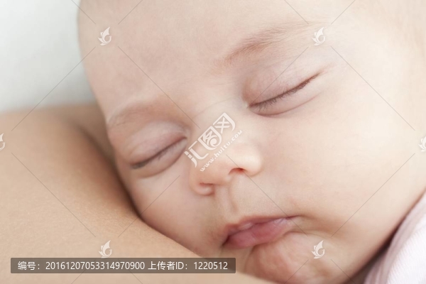 新生兒睡在母親肩上
