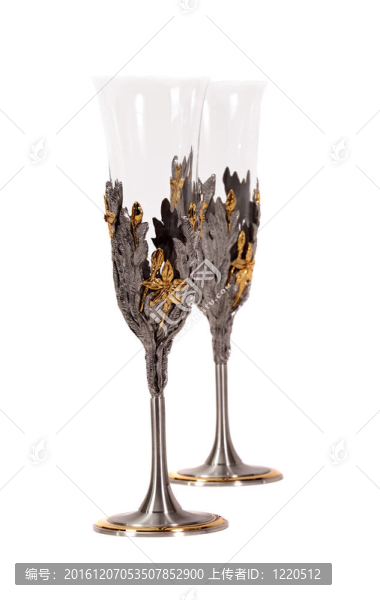 白色背景上的裝飾酒杯