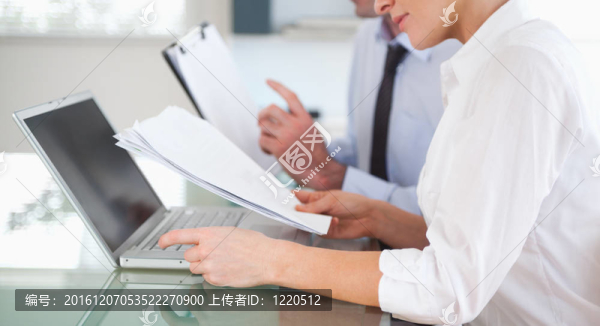 辦公室員工從藍圖文件輸入報告