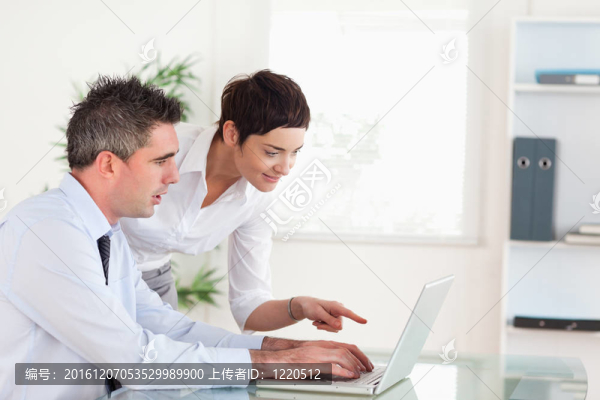 女人指著筆記本上的同事指著她的東西