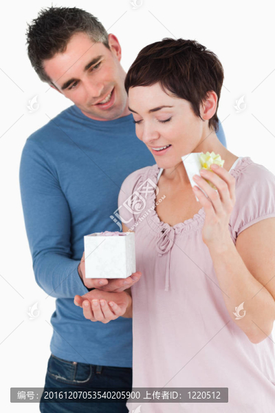 丈夫的畫像讓妻子感到驚訝