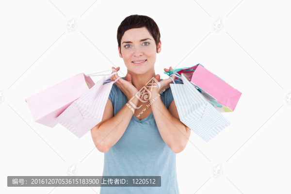 可愛的女人拿著購物袋