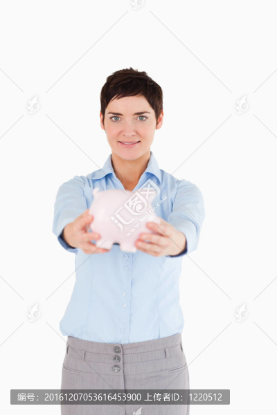 顯示小豬存錢(qián)罐的女人