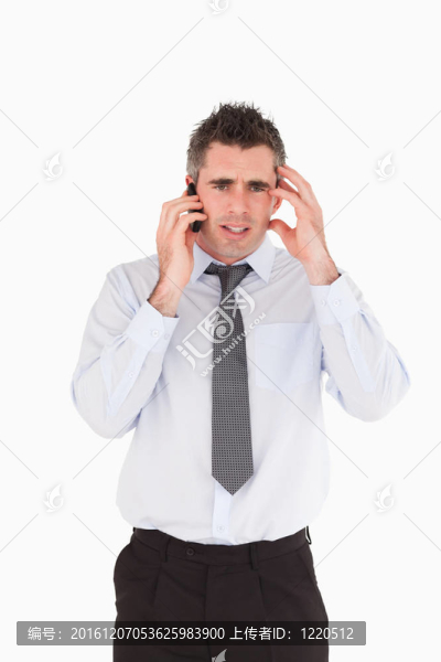 一個悲傷的男人打電話的肖像