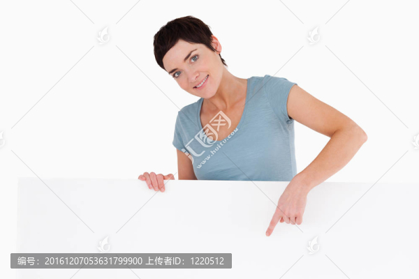 女子指著面板上的東西