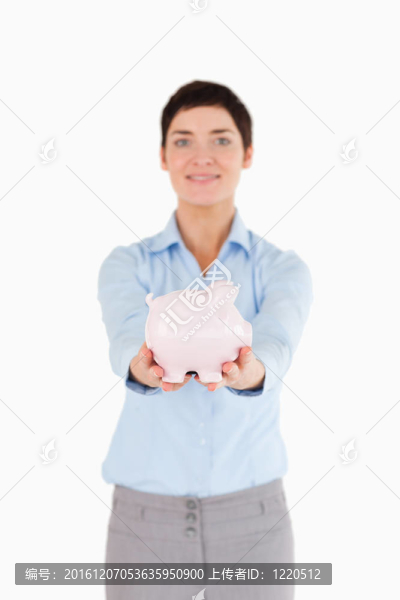 微笑的商人拿著撲滿