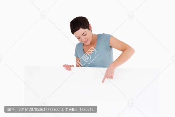 黑發(fā)女人指著面板上的東西