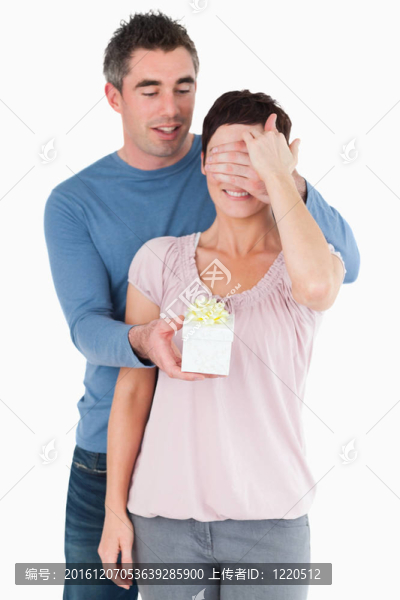 男人用禮物給他的妻子驚喜