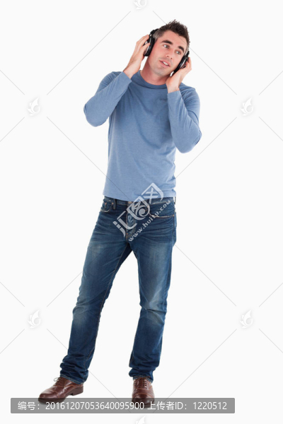 男人聽音樂