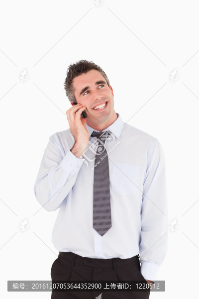 一個(gè)微笑的男人打電話(huà)的肖像