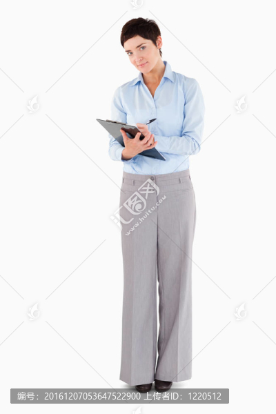 女商人在剪貼板上寫