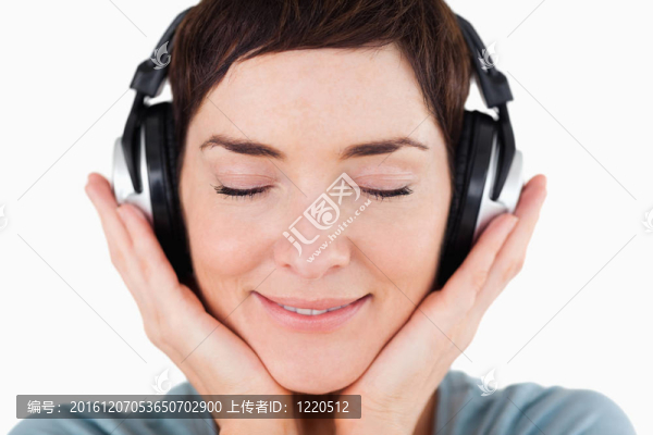 一個(gè)高興的女人在聽音樂