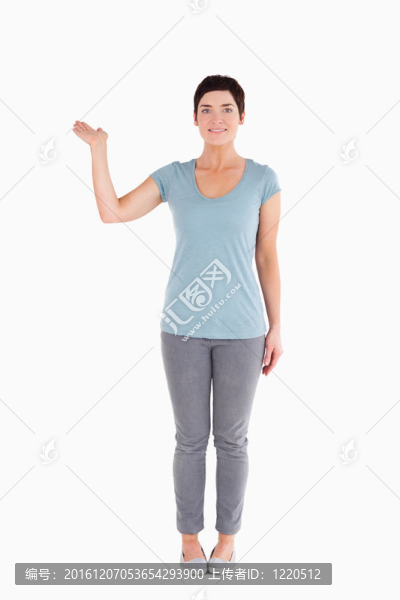 黑發(fā)女子展示空白