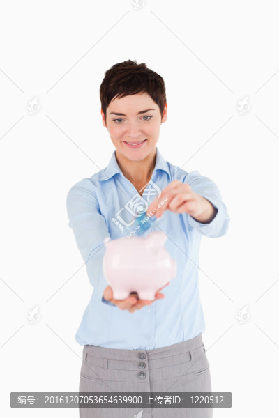 在存錢罐里放鈔票的女人