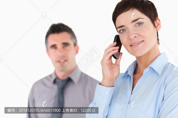 女人打電話，而她的同事是冒充的