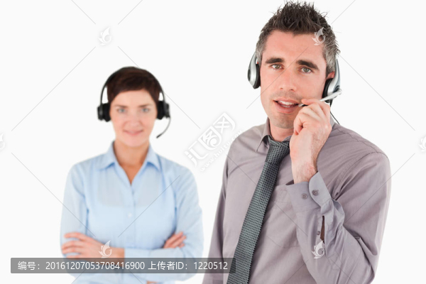 孤立的辦公人員使用耳機(jī)