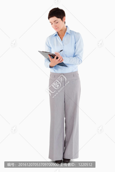 書寫在剪貼板上的女人