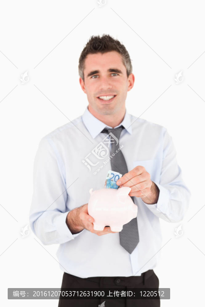 在存錢罐里放鈔票的人
