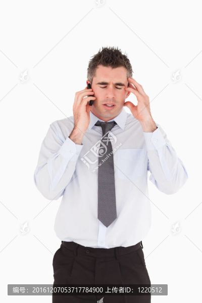一個沮喪的男人打電話的肖像