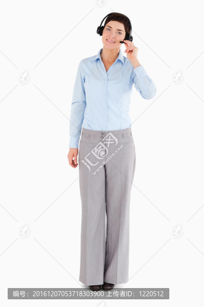 戴耳機的女人