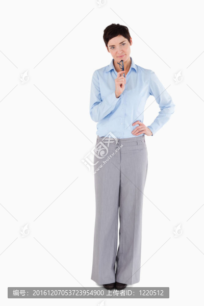 周到的商人拿著她的眼鏡
