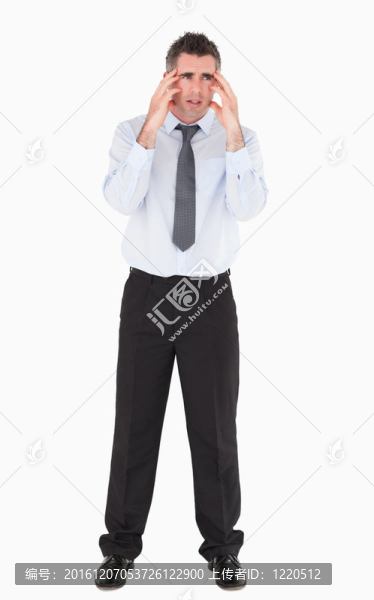 沮喪的商人雙手插在他的太陽穴上