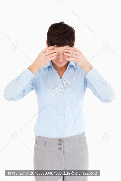 她在她的額頭上的手的女商人